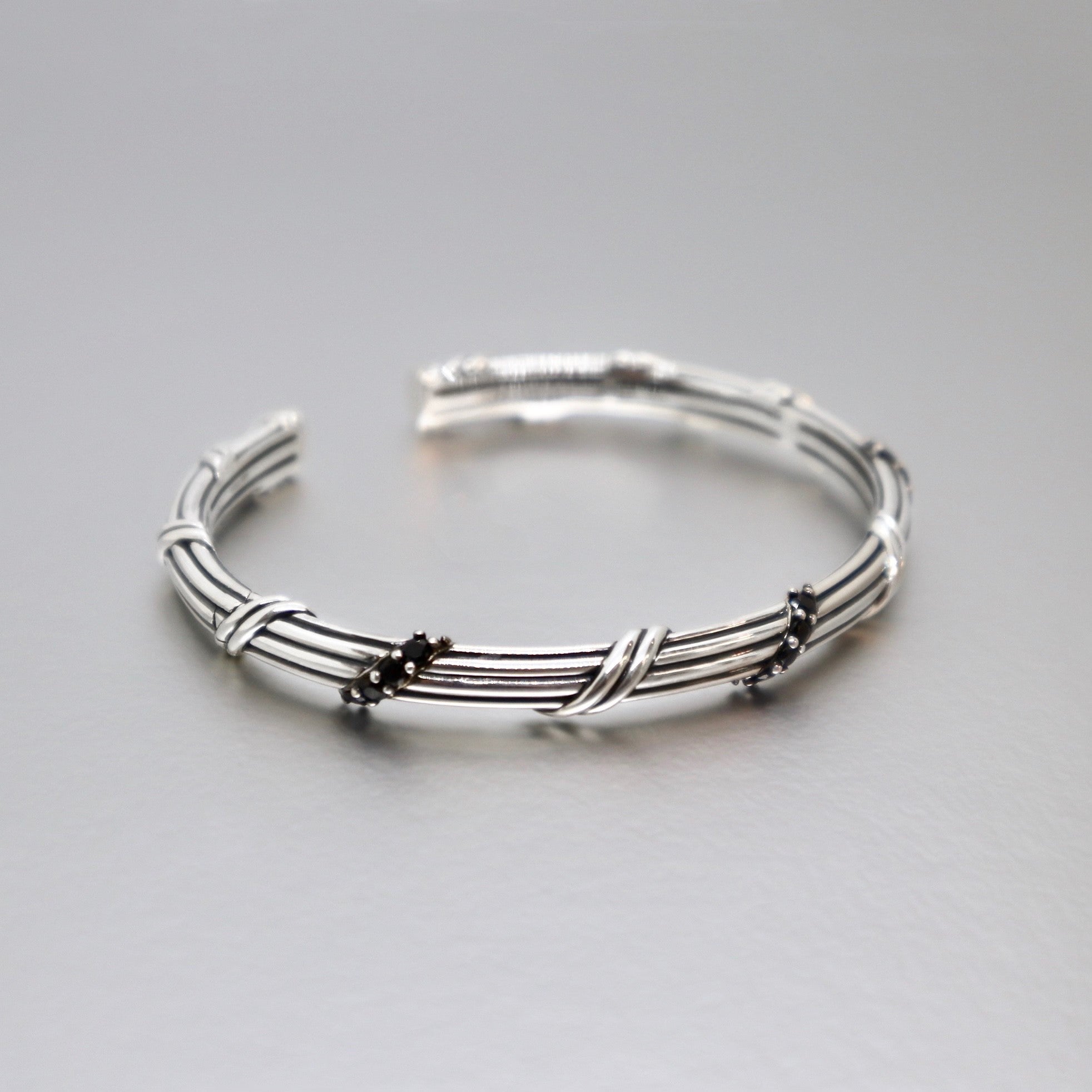 Peter Thomas Roth Ribbon and Reed Signature Classic Pave Oval Cuff in ...